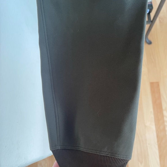 Two pairs of lulu lemon Stretch High-Rise Jogger 
Full Length. - Picture 5 of 12